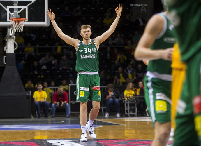 J.Landale'as pateko į šimtuko pabaigą (BNS nuotr.)