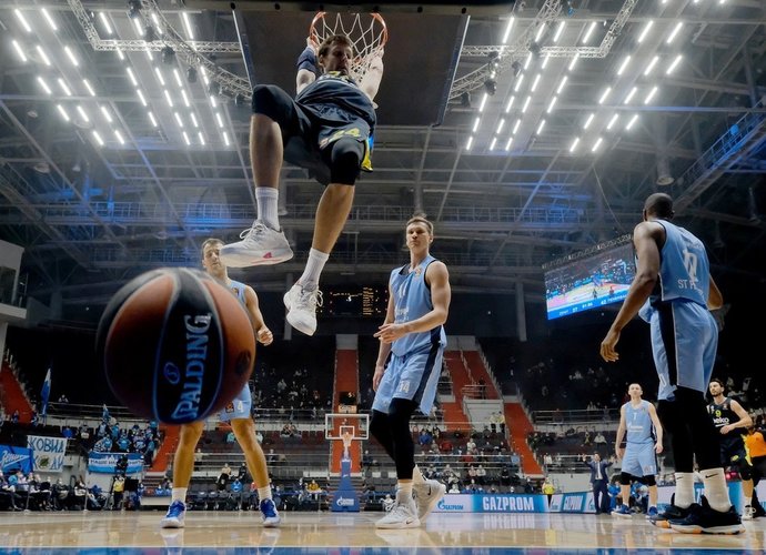 J.Vesely grūdo kamuolį į krepšį (Euroleague.net)