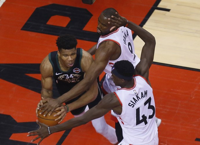 G.Antetokounmpo nebuvo nusiteikęs atsakinėti į klausimus (Scanpix nuotr.)