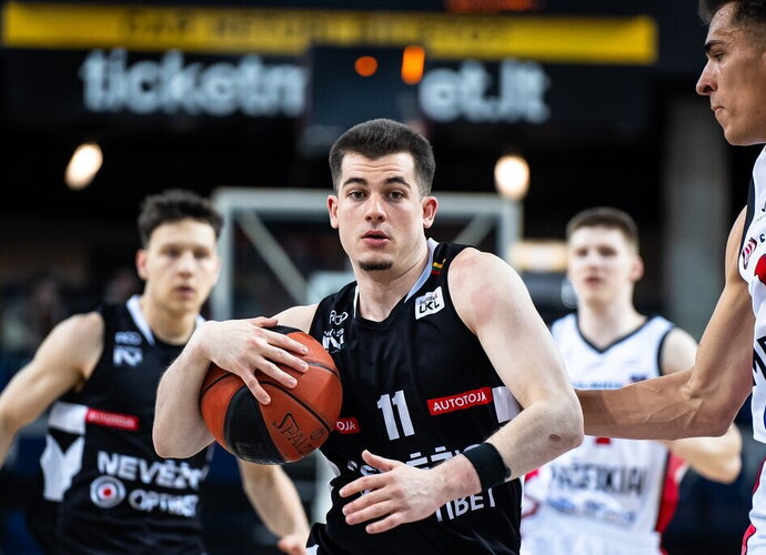 J.Girardas deda žingsnį karjeroje