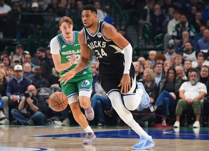 G.Antetokounmpo aplenkė C.Flaggą (Scanpix nuotr.)