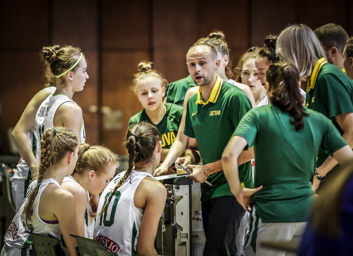 V.Pliauga treniruos jaunuosius žalgiriečius (FIBA nuotr.)