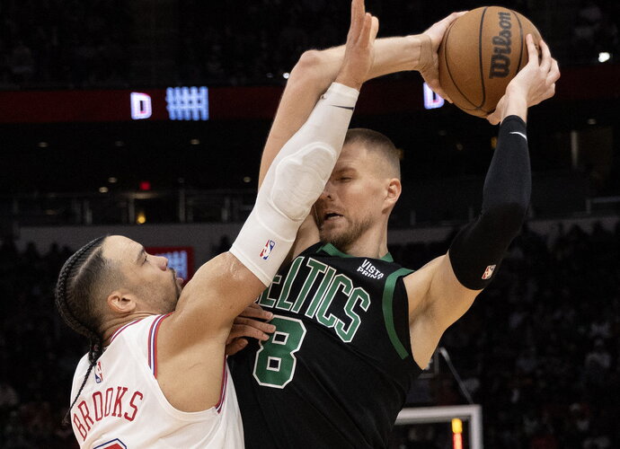 K.Porzingis buvo stabdomas ir šitaip (Scanpix nuotr.)