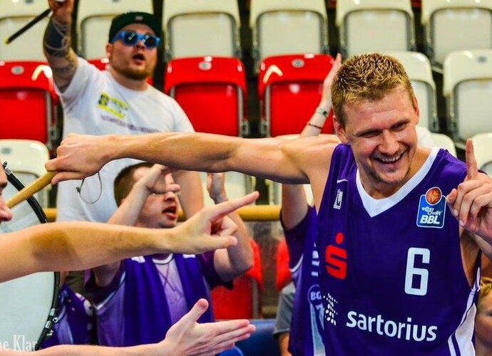B.Veikalas atakavo labai netaikliai 