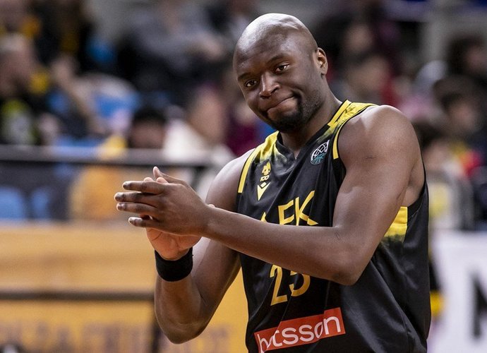 M.Kabengele palieka AEK (FIBA nuotr.)