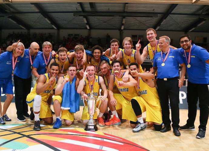Švedams titulą atnešė įspūdingas metimas (FIBA Europe nuotr.)