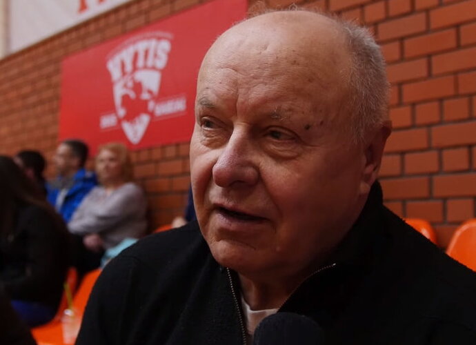 I.Vaitkaus senelis juokdamasis gyrė anūką už gerai skaldomas malkas