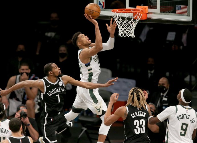 G.Antetokounmpo itin ilgai rengiasi baudų metimams (Scanpix nuotr.)