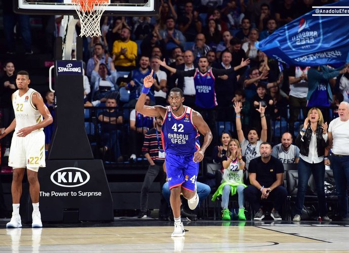B.Dunstonas lieka „Anadolu Efes“ sudėtyje