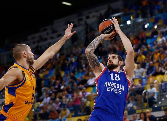 „Anadolu Efes“ išvargo pergalę Las Palme