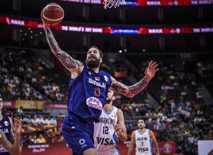 M.Raduljica susidorojo su girtu pareigūnu (FIBA nuotr.)