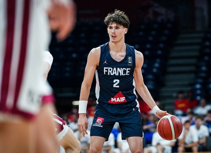M.Lemoine'as buvo sunkiai sustabdomas (FIBA Europe nuotr.)