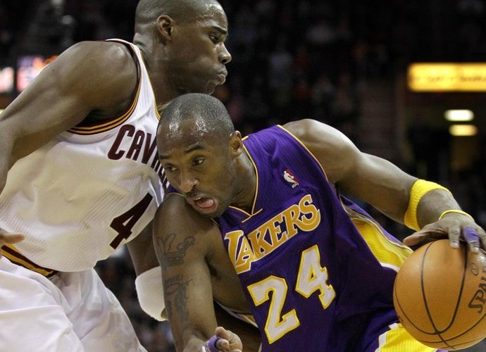 Antawnas Jamisonas dengia Kobe Bryantą per rungtynes 2011 m. (Scanpix)