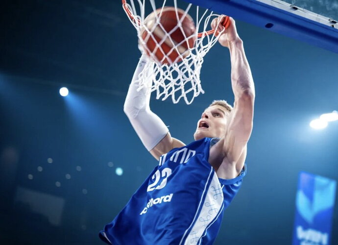 L.Markkanenas ves į priekį suomius (FIBA nuotr.)