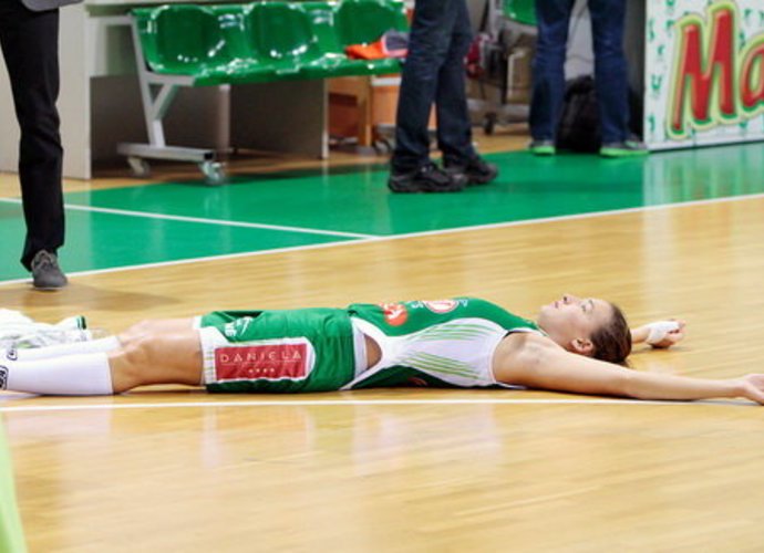 Lietuvos moterų krepšinis - nokdaune (Foto: Augustas Didžgalvis)