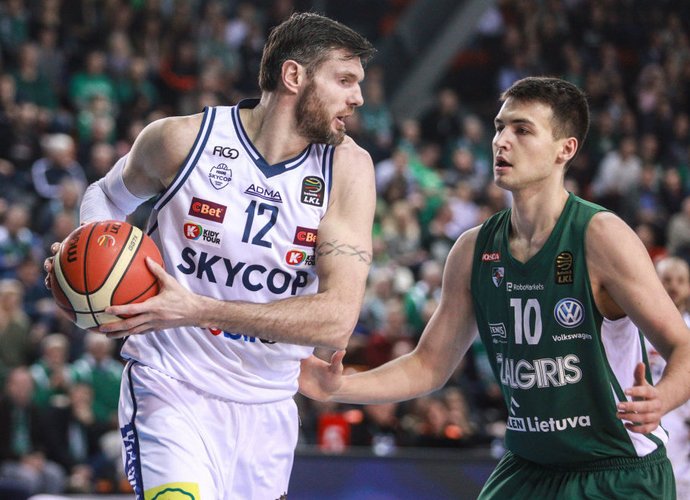 K. Lavrinovičius planuoja toliau žaisti krepšinį (BNS nuotr.)