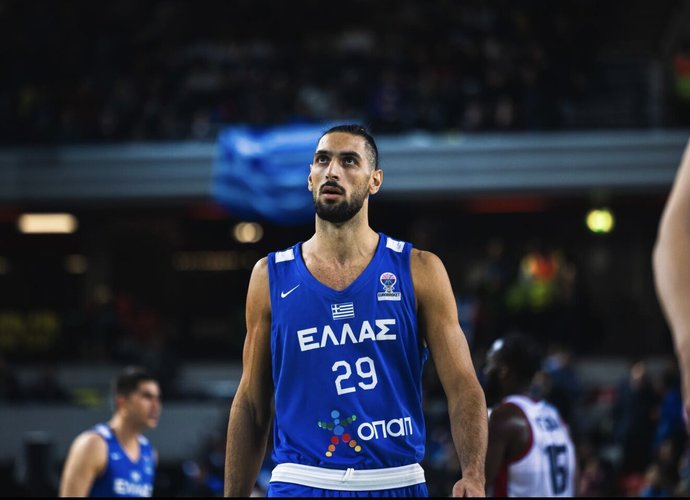 A.Karagiannidis pasirašė sutartį su Pirėjo klubu (FIBA nuotr.)