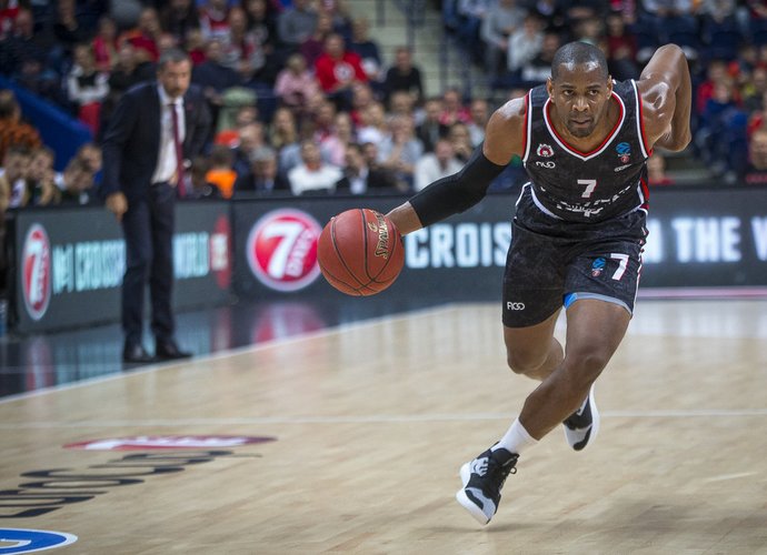 T.Holloway'us nors ir buvo rezultatyvus, tačiau dažniau atakavo pro šalį (BNS nuotr.)