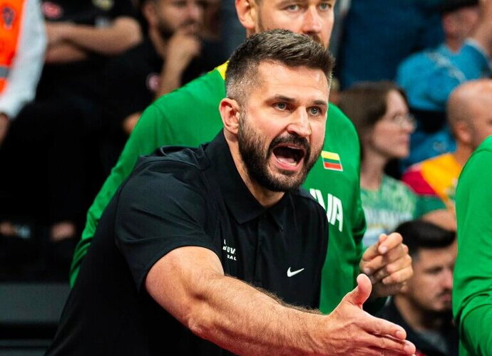 L.Kleiza traukiasi (Asociacija „Lietuvos krepšinis“ nuotr.)