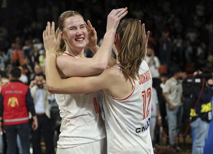 Lietuvės pelnytai švenčia (FIBA nuotr.)