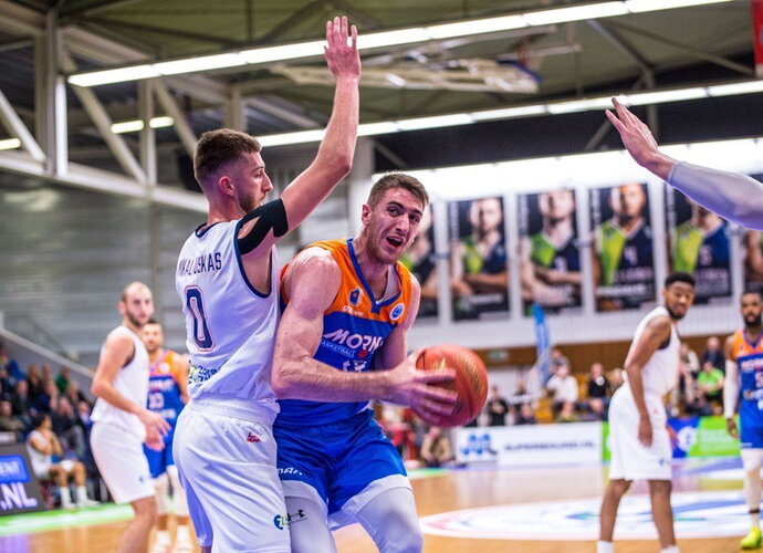 A.Mikalauskas (kairėje) tapo pagrindiniu pergalės kalviu (FIBA nuotr.)