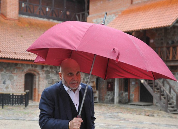 G.Vainauskas dabar norėtų pasislėpti po šiuo skėčiu (Rokas Lukoševičius, Fotodiena.lt)