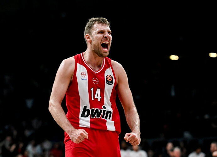 A.Vezenkovas pyksta ant S.Pešičiaus (Euroleague.net)