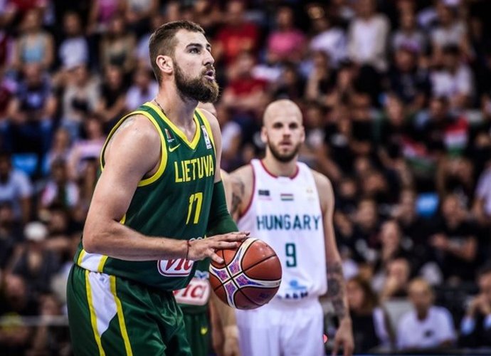 J.Valančiūnas buvo sujaudintas sirgalių skanduočių (FIBA nuotr.)