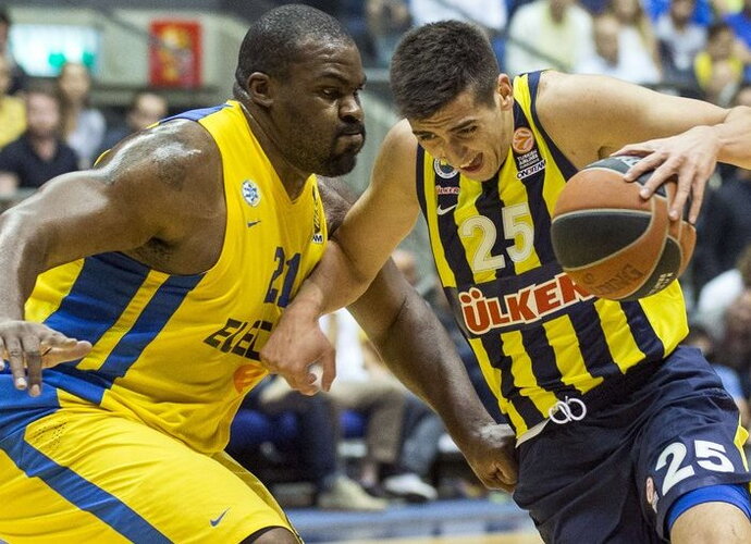 K.Sipahi palieka „Fenerbahce“ ekipos gretas (Scanpix nuotr.)