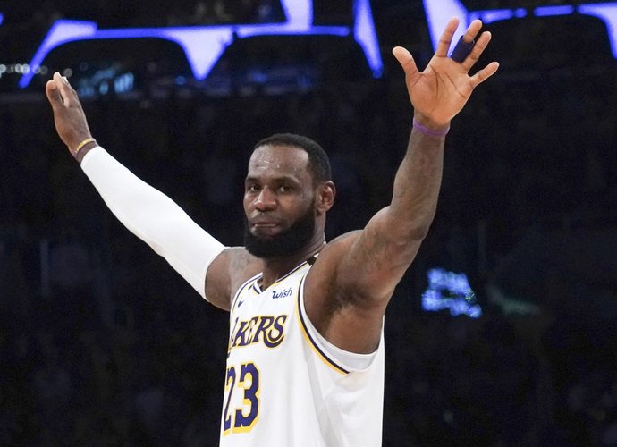L.Jamesas prižadėjo likti „Lakers“ dalimi (Scanpix nuotr.)