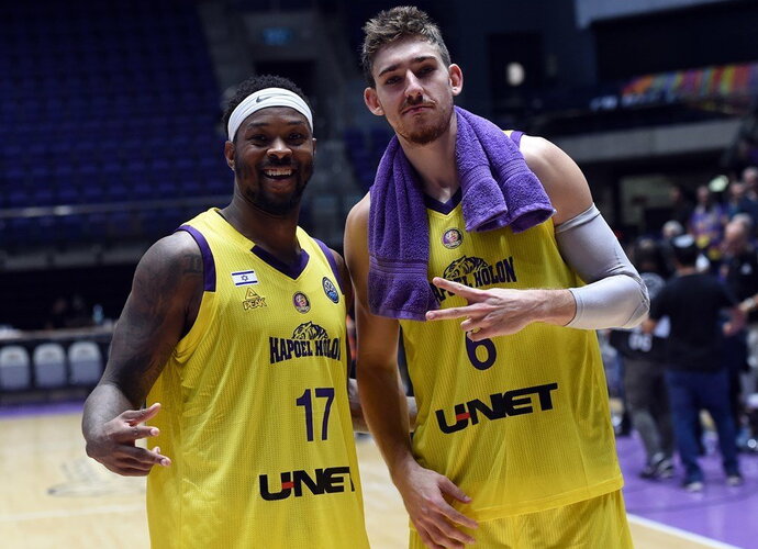 M.Fosteris (kairėje) per mačą renka po 18 taškų (FIBA nuotr.)