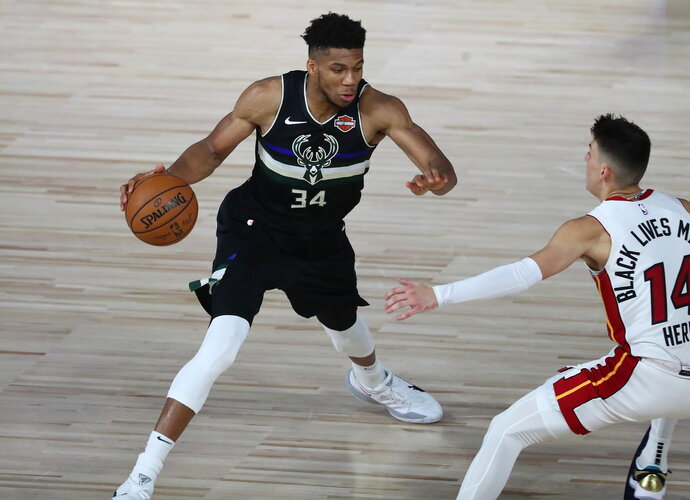 G.Antetokounmpo neskuba ištikimybės patvirtinti parašu (Scanpix nuotr.)