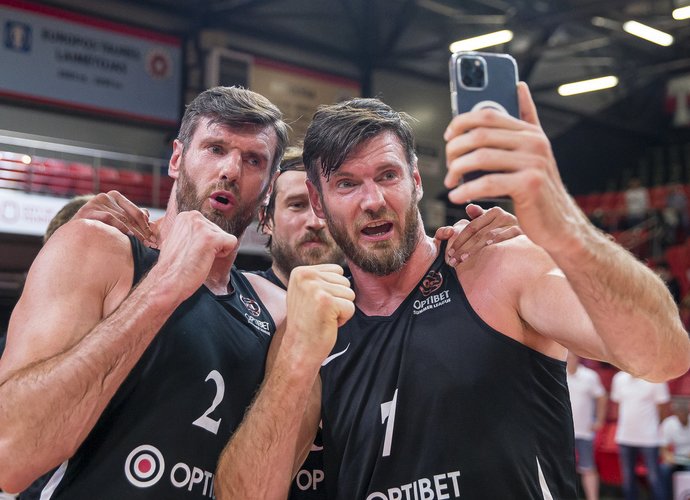 Broliai Lavrinovičiai atsisveikina su krepšiniu („Optibet Summer League“ nuotr.)