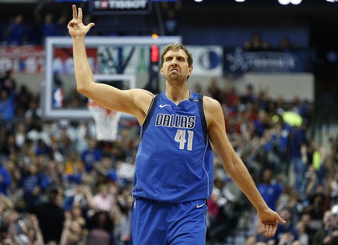 D.Nowitzki vis dar ilsisi nuo krepšinio (Scanpix nuotr.)