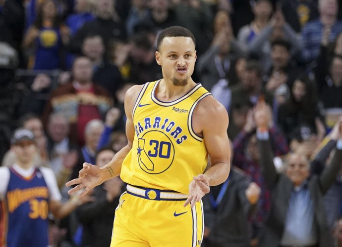 S.Curry užsidegė mesdamas iš toli (Scanpix nuotr.)