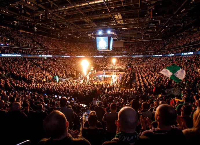 „Žalgirio“ arena ir toliau lankoma itin gausiai (BNS nuotr.)