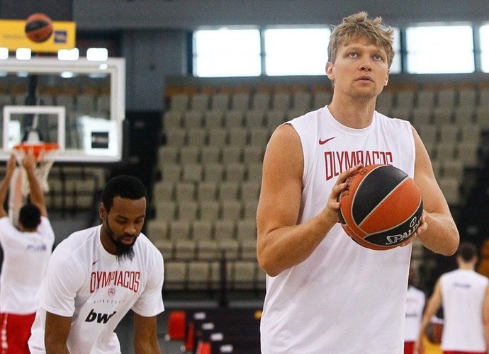 M.Kuzminskas palieka Pirėjų
