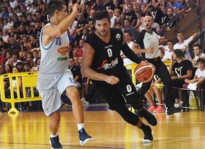 A.Gentile demonstruoja atsigavimo ženklus