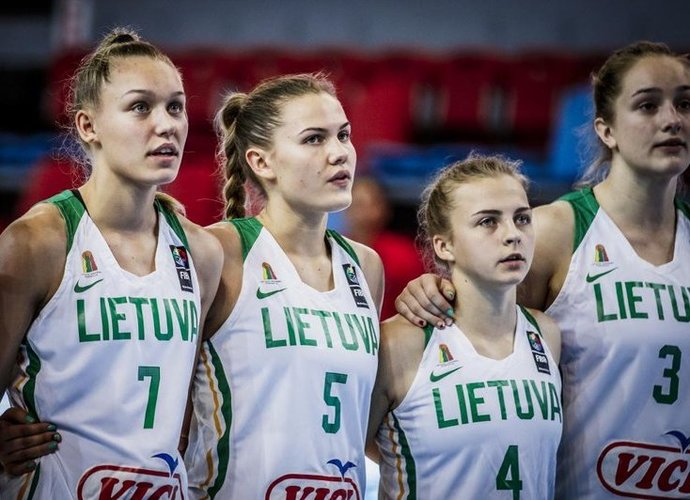 Dvidešimtmetės pusfinalyje kausis su Baltarusija (FIBA nuotr.)