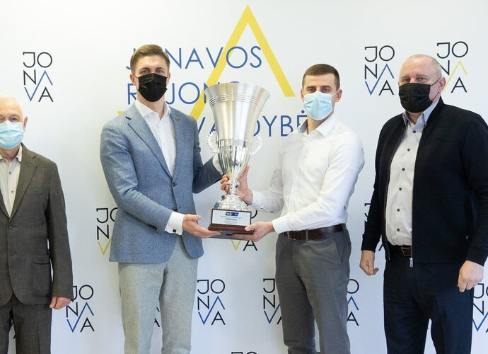 Jonavos merui įteikta taurė (Klubo nuotr.)