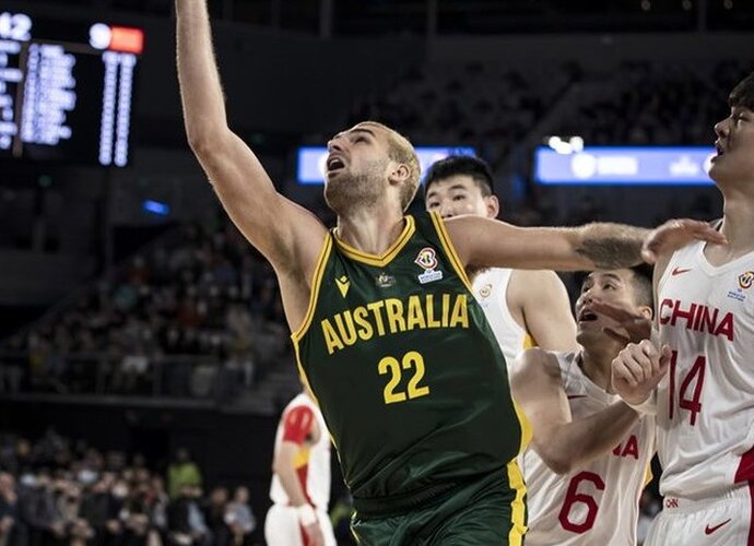 J.McVeighas vedė australus į pergalę (FIBA nuotr.)