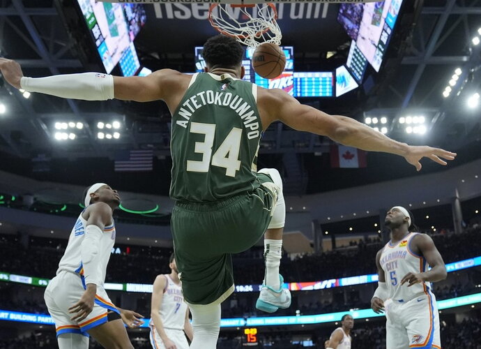 G.Antetokounmpo tikrino lankų tvirtumą (Scanpix nuotr.)