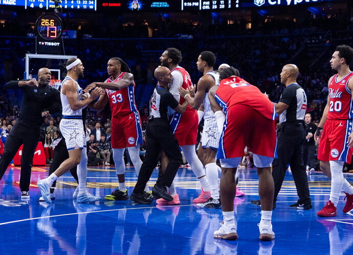 NBA taurės mače liejosi aistros (Scanpix nuotr.)