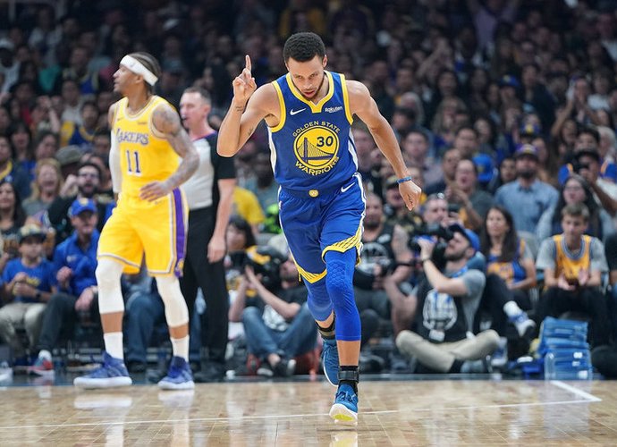 S.Curry keistai jaučiasi per čempionų žiedų įteikimą (Scanpix nuotr.)