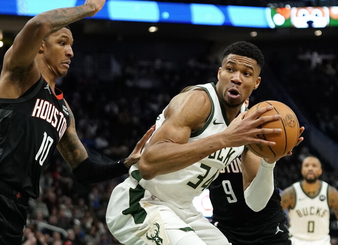 G.Antetokounmpo dominavo baudos aikštelėje (Scanpix nuotr.)
