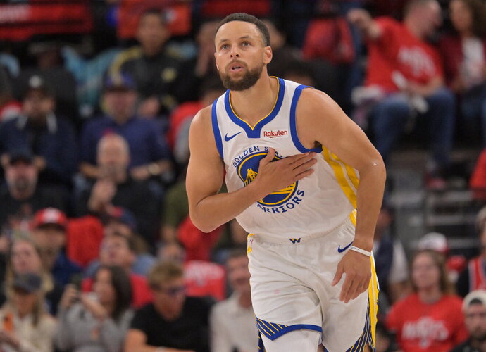 S.Curry lemiamame mače pažėrė tritaškių (Scanpix nuotr.)