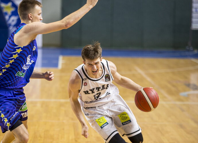 A.Marčiulionis tikrino su D.Bičkauskiu tikrino statistikos žinias (BNS nuotr.)