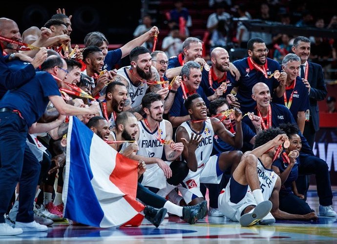 Prancūzijos rinktinė džiaugiasi bronza (FIBA nuotr.)