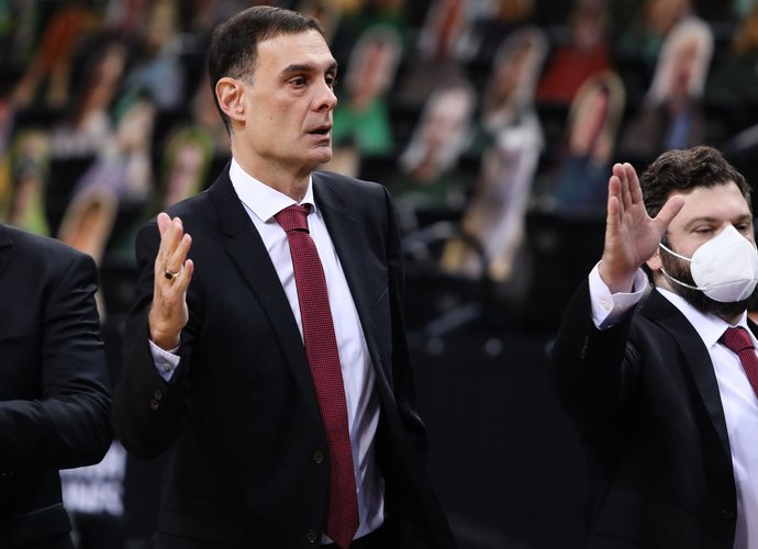 G.Bartzokas po mačo kalbėjosi su arbitrais (BNS nuotr.)