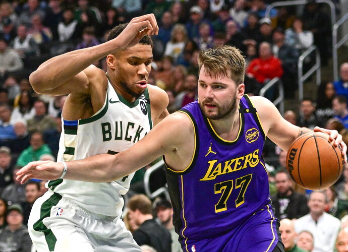 L.Dončičius buvo dvigubai rezultatyvesnis, bet triumfavo G.Antetokounmpo (Scanpix nuotr.)